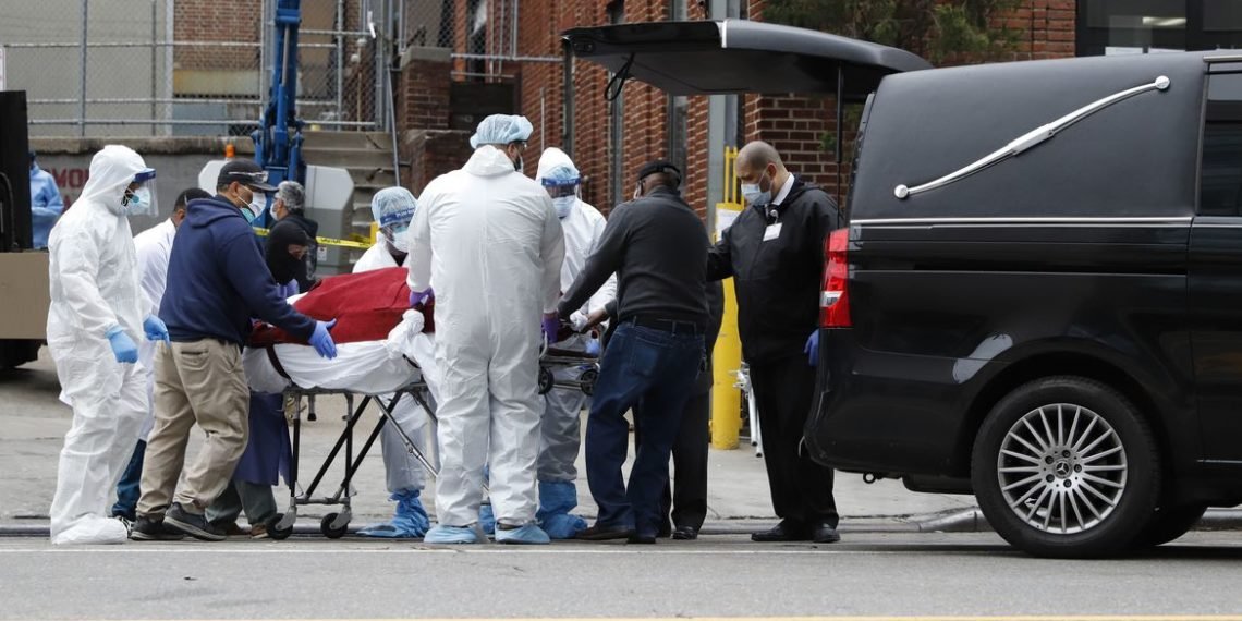 Estados Unidos têm disparada de mortos e falta de equipamentos