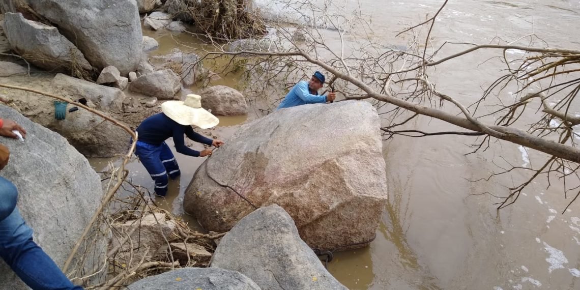 Casal conclui conserto de adutora e água chega a Poço das Trincheiras