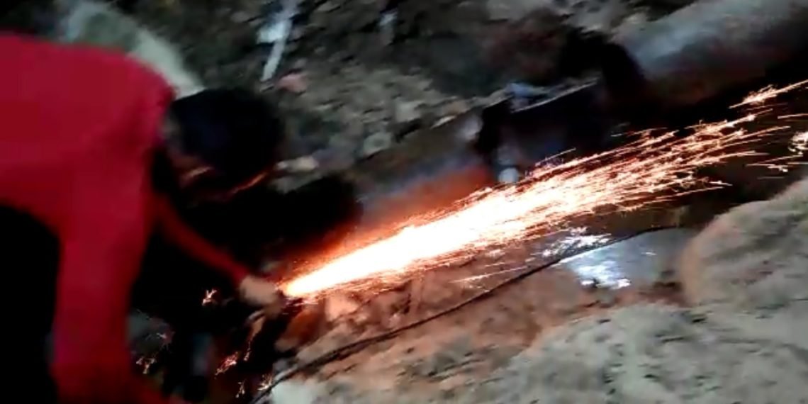 Casal conclui conserto de adutora e água chega a Poço das Trincheiras