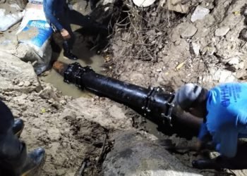 Casal conclui conserto de adutora e água chega a Poço das Trincheiras