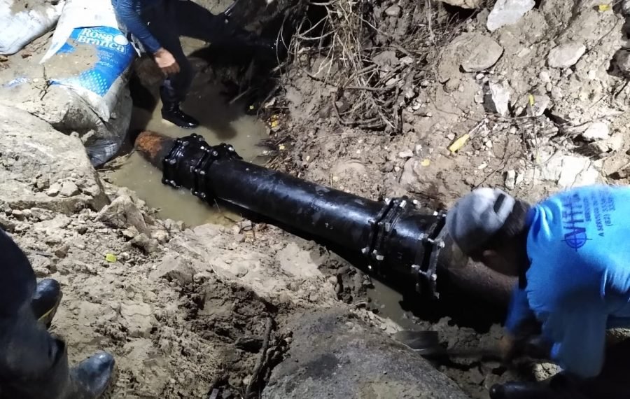 Casal conclui conserto de adutora e água chega a Poço das Trincheiras