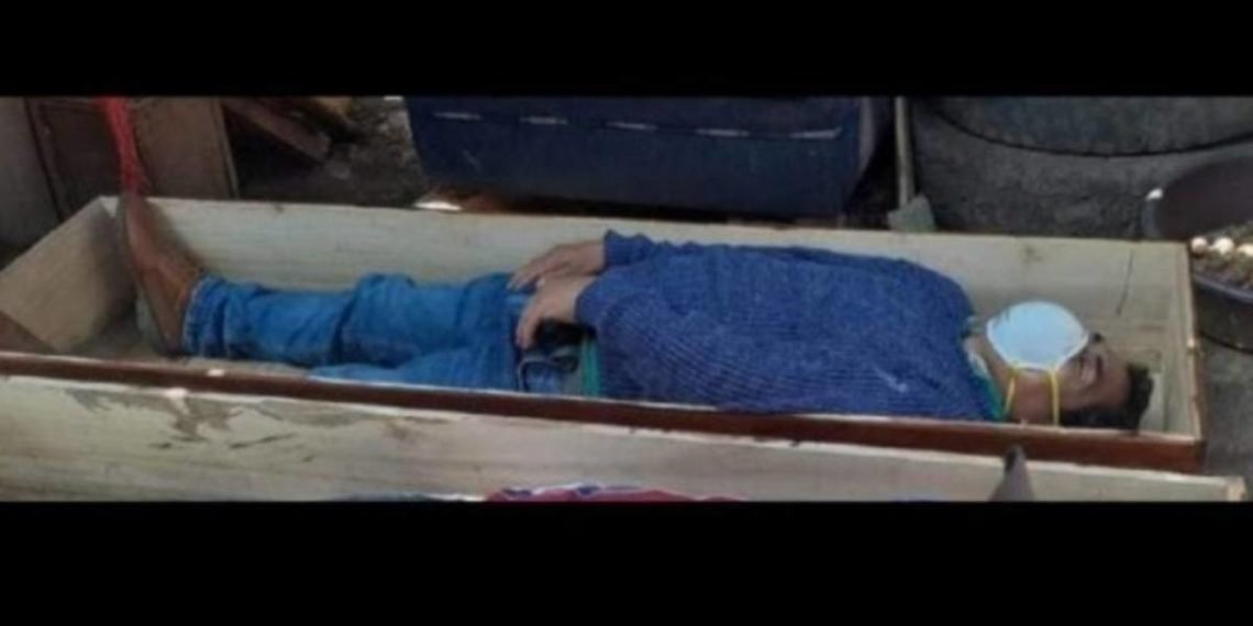 Prefeito finge estar morto em caixão para evitar ser preso após violar quarentena e sair com amigos